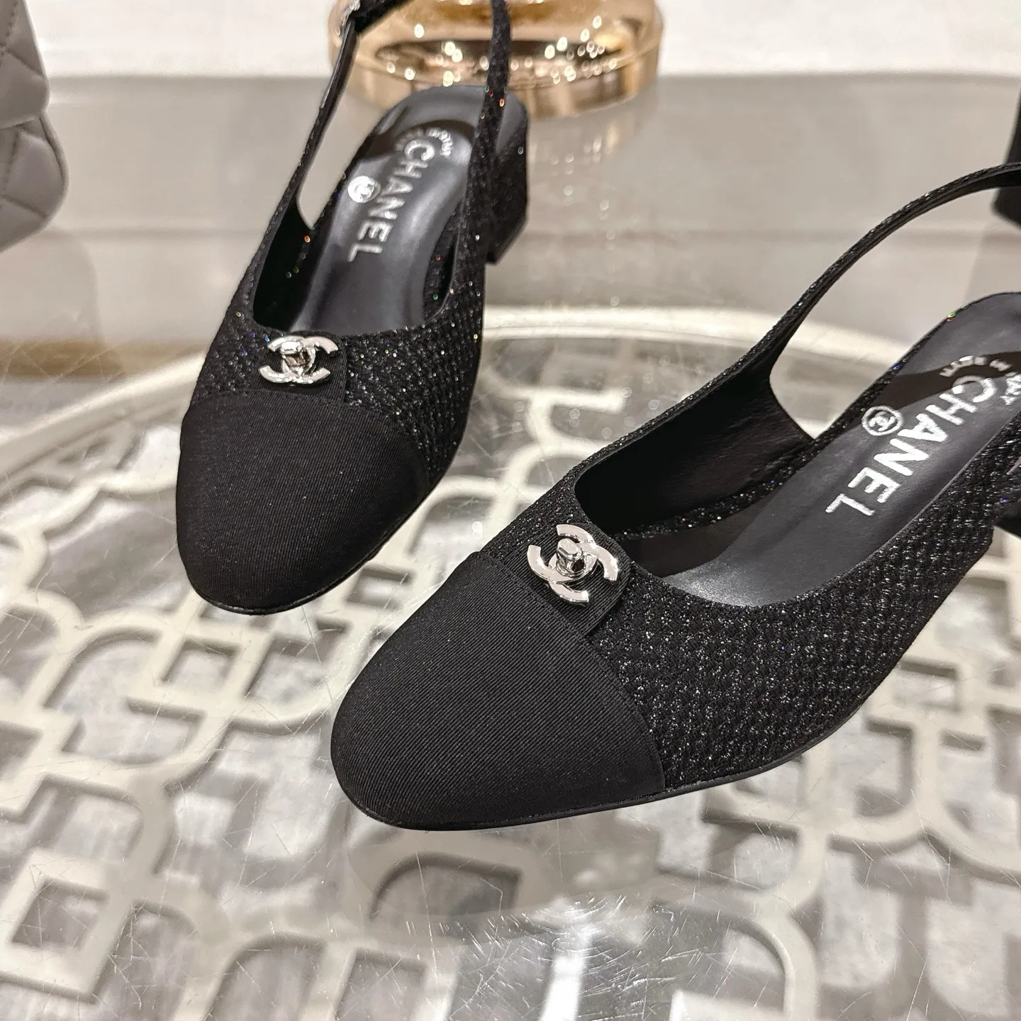 👟👟Ex-factory price 540👟👟 Chanel 𝟐𝟎𝟐𝟓SS spring and summer new double C button Mary Jane 🆕 Xiaoxiang𝐂jia's beautiful Mary Jane sandals are so sweet that they are so beautiful that they have a round square toe design. Cute and cute ~ metal/button logo. The appearance is super online. When you wear it, you will feel like a wealthy daughter. I thought it looked good only when I put it on my feet, I realized how easy it is to wear ~ Upper: Customized lambskin Lining: Sheepskin Outsole: Genuine leather outsole imported from Italy Code number: 35-42 (customized on 40.41.24, non-refundable) Packaging: The latest gift box packaging at the counter